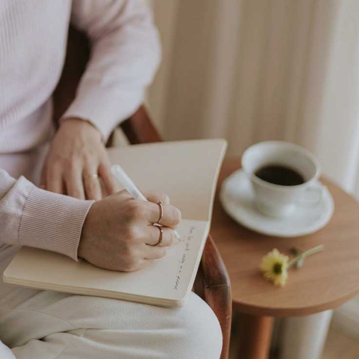 Andrea Arce en un momento de escritura terapéutica